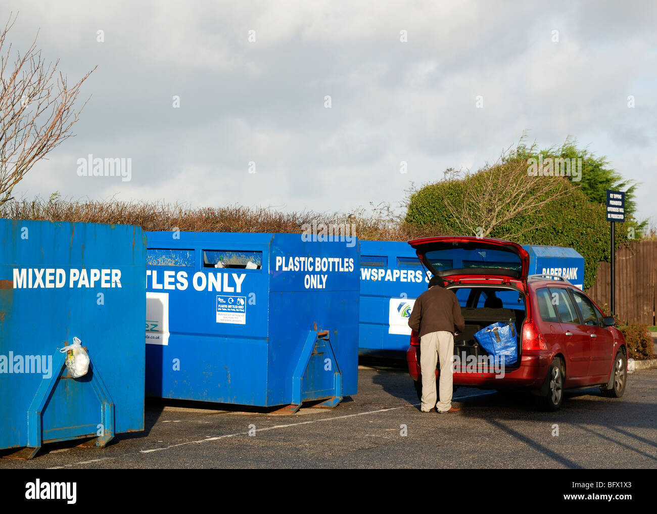 Un uomo con un centro di riciclaggio in cornwall, Regno Unito Foto Stock