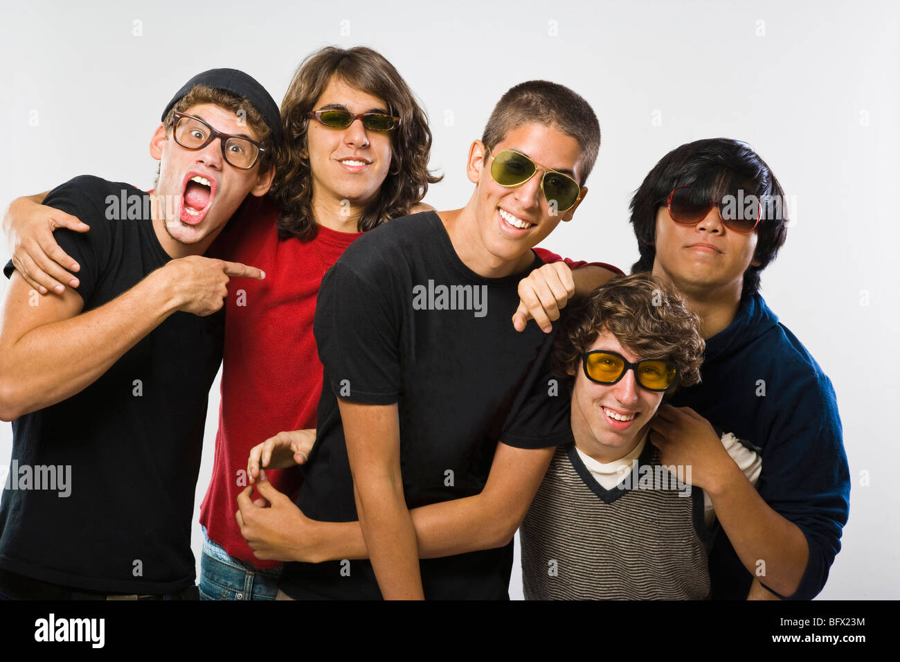 Razza mista gruppo di ragazzi adolescenti con occhiali da sole Foto stock -  Alamy