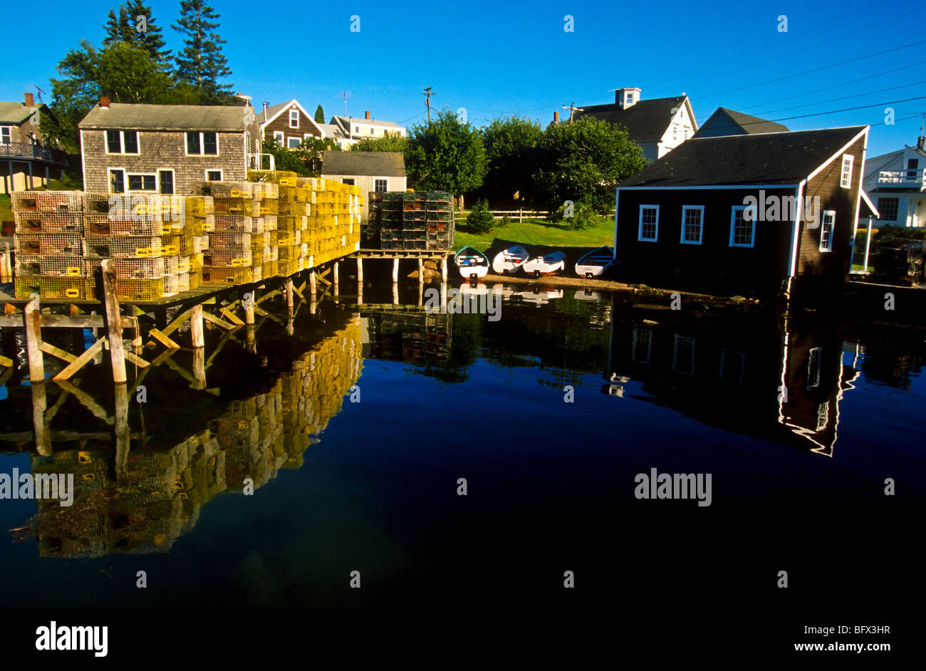 Trappole di aragosta riflessa nell'acqua nella testa di abete Harbor, Maine Foto Stock