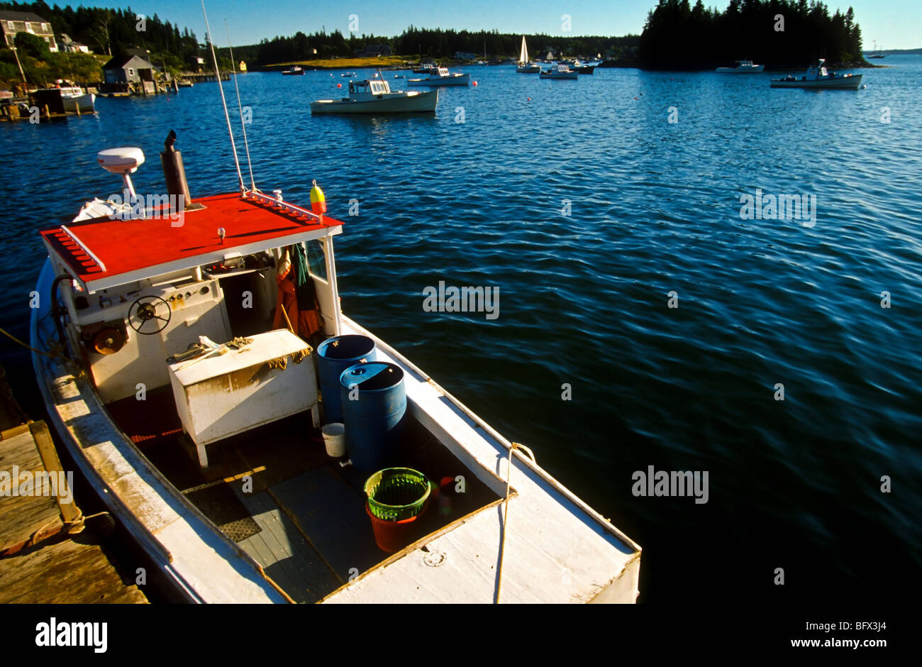 Un astice barca da pesca in testa di abete Harbor, Maine Foto Stock