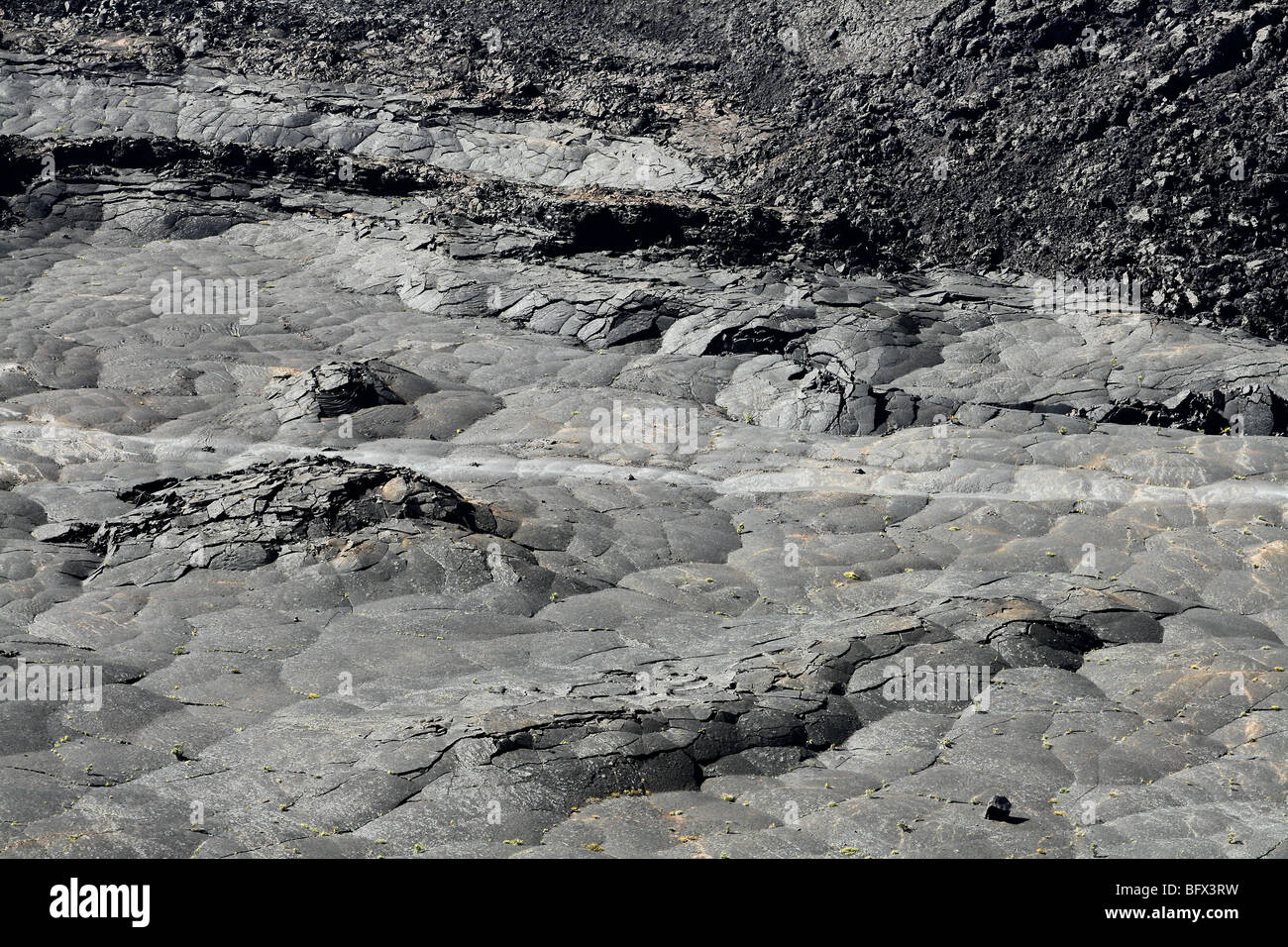 Il Kilauea Iki cratere del piano, che mostra la vasca anello, crosta fratturato, trail e spruzzo rock Foto Stock