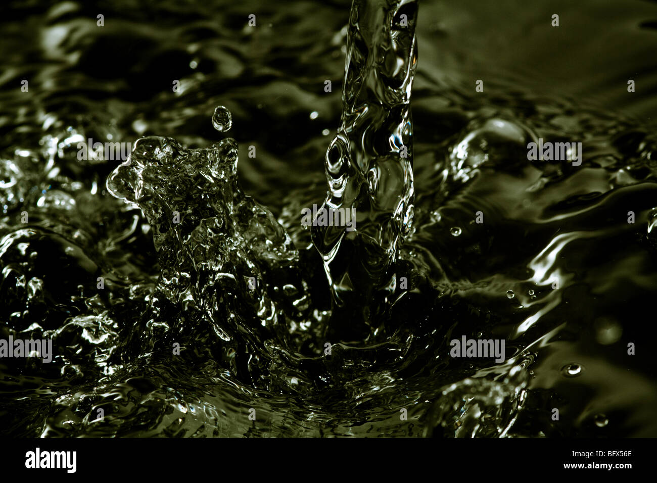 Congelare acqua goccia motion dark closeup ripple macro Foto Stock