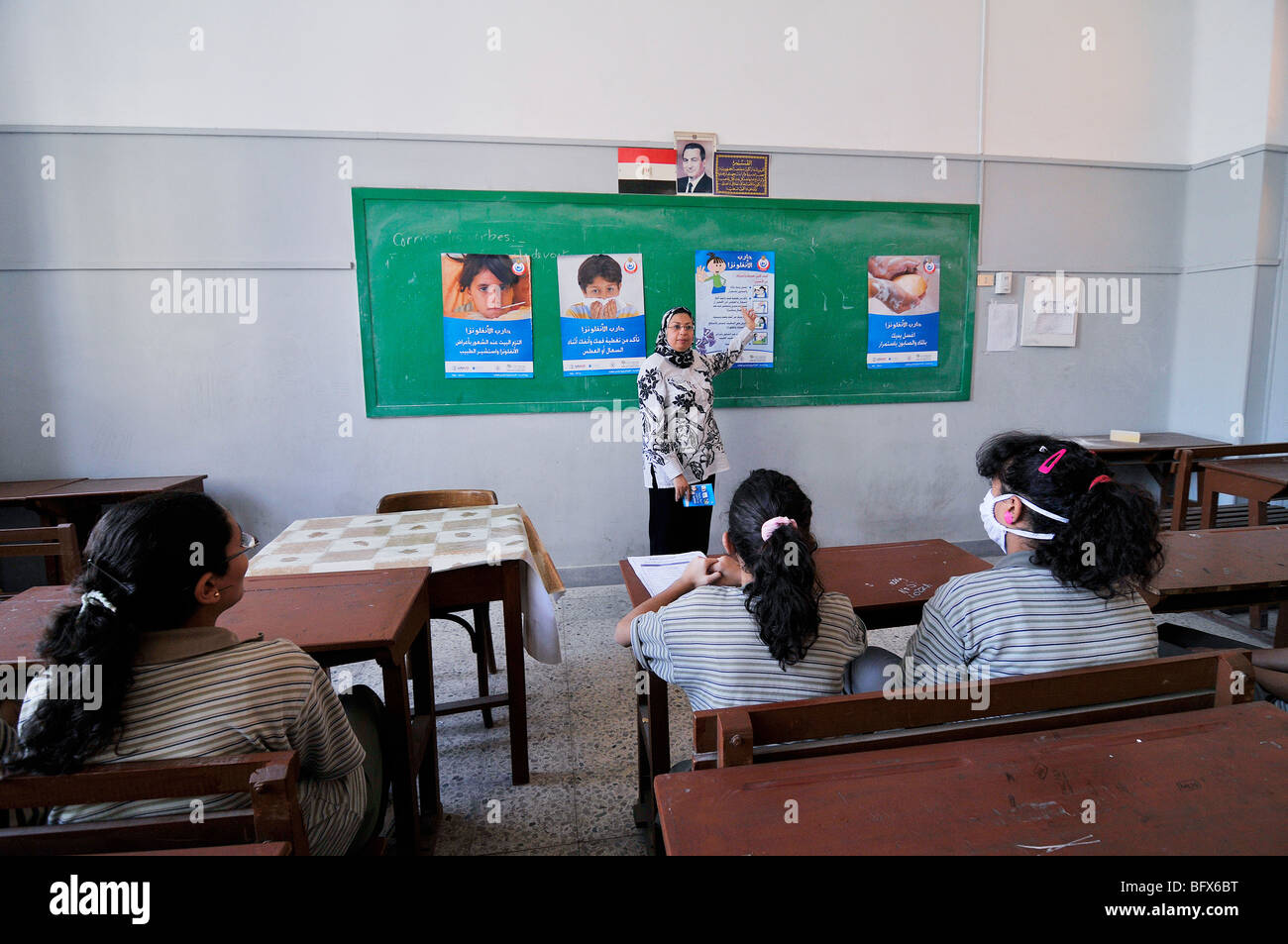 Presso le scuole in Egitto hanno classi circa l'influenza suina come una misura di prevenzione, con opuscoli e poster Foto Stock
