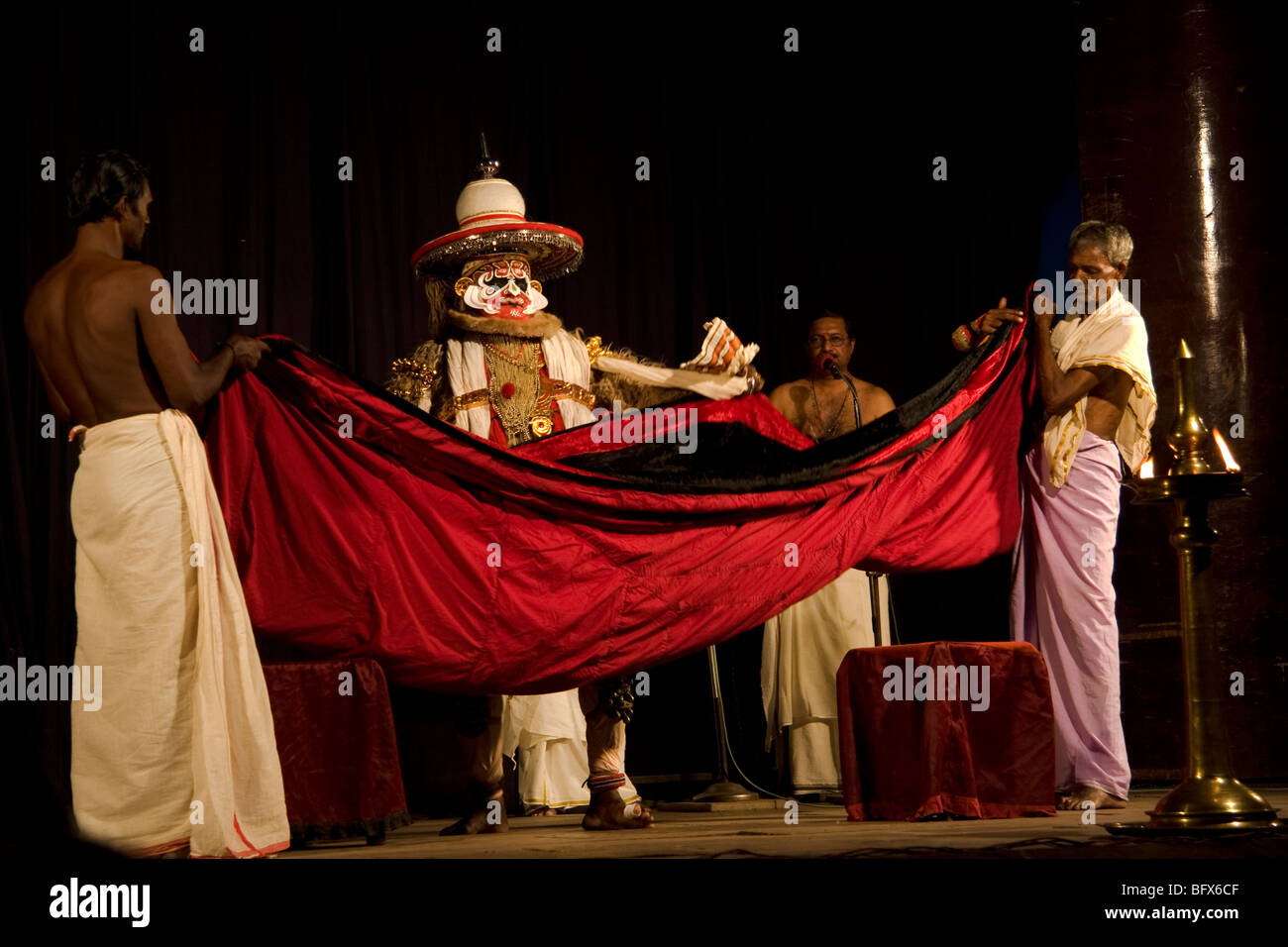 Hanuman, re delle scimmie, un carattere in un gioco Kathakali, eseguendo in un teatro a Trivandrum, Kerala, India Foto Stock