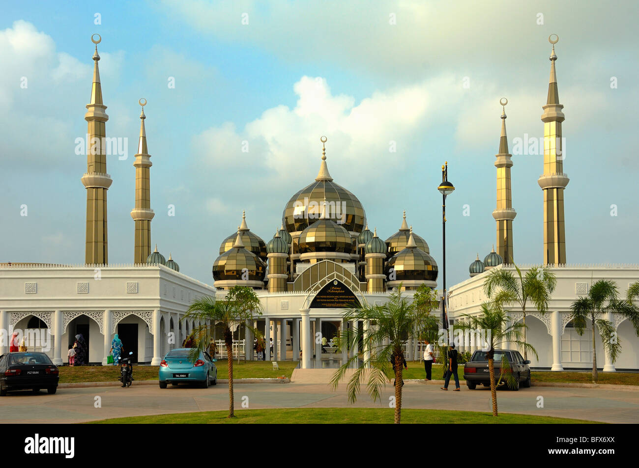 Ingresso principale minareti e cupole della Moschea trasparente di cristallo di vetro (2006-2008) o Masjid Kristal, Kuala Terengganu, Malesia Foto Stock