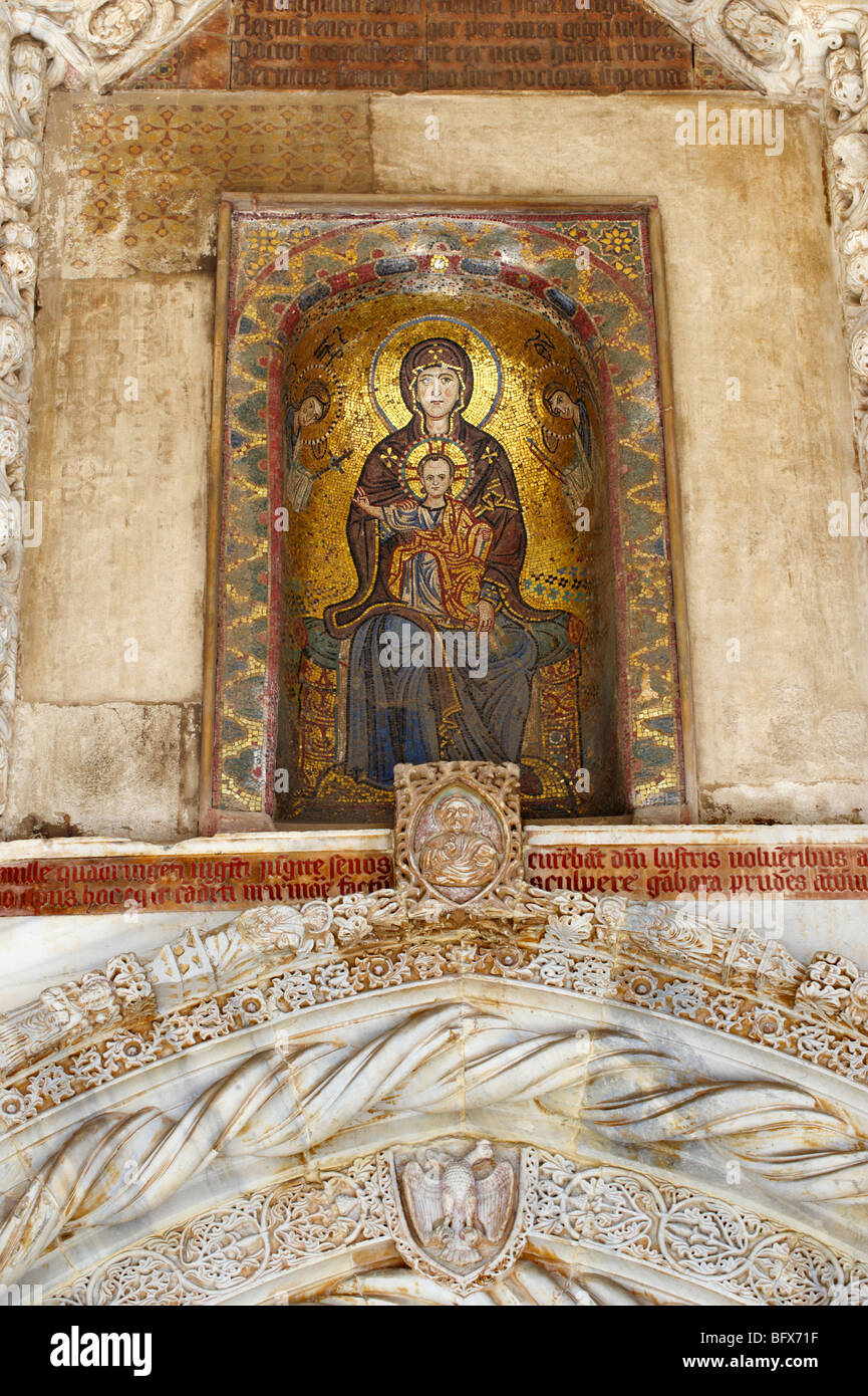 Gotica in stile Catalano porta con Madonna e Bambino ( 1430) di Antonio Gambara, Cattedrale di Palermo, Sicilia Foto Stock