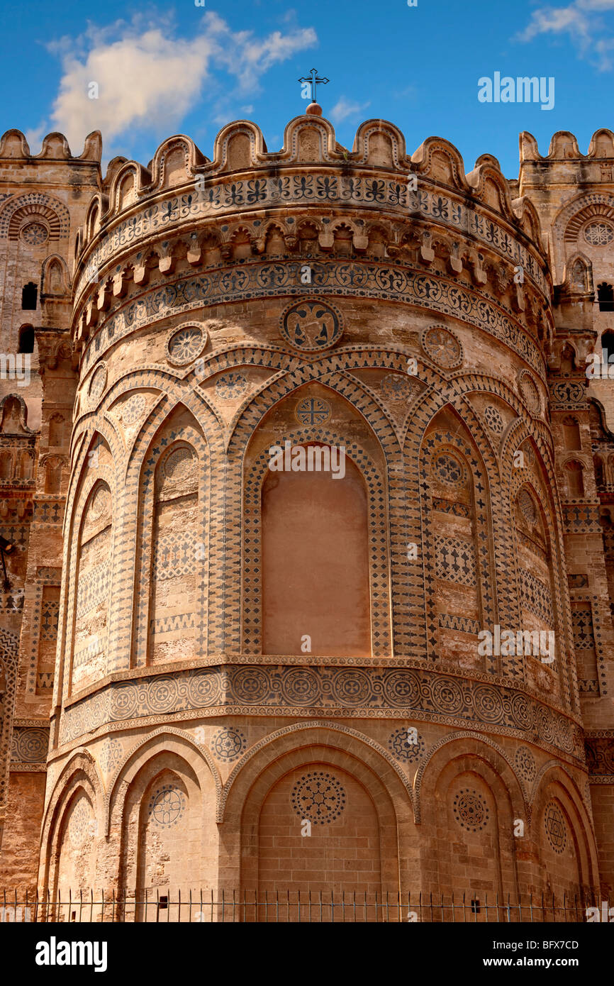 Periodo Normanno esterno dell'Aspe con intarsio di muratura in pietra e merlature arrotondata,la Cattedrale di Palermo, Sicilia Foto Stock