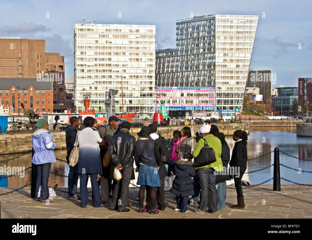 Visitatori e guida, storia Slave Trail, Albert Dock, Liverpool, Regno Unito. Foto Stock