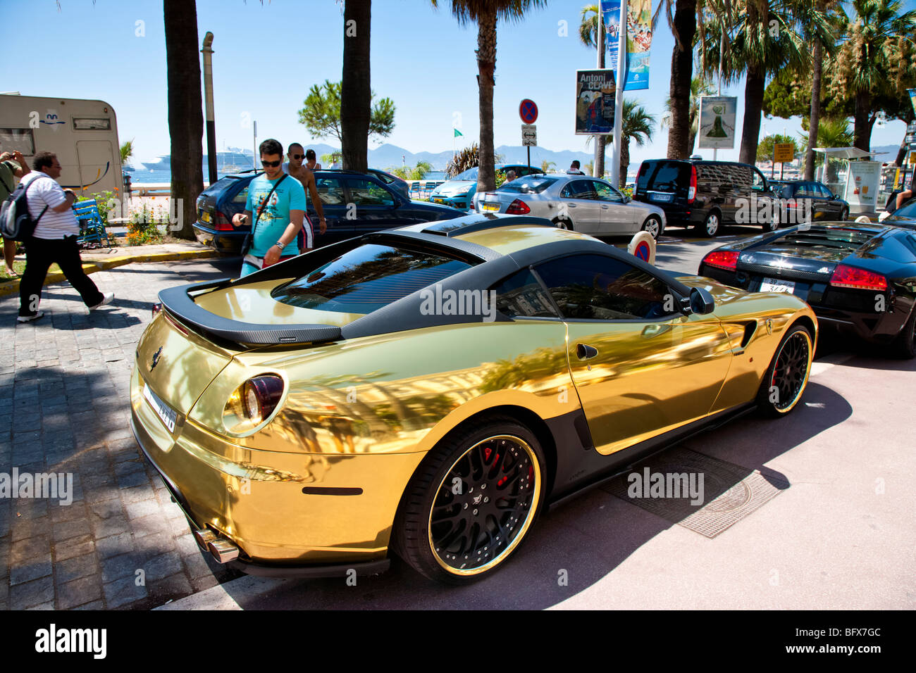 Oro Ferrari parcheggiata fuori il Carlton Hotel, Cannes, Cote d'Azur, in Francia Foto Stock