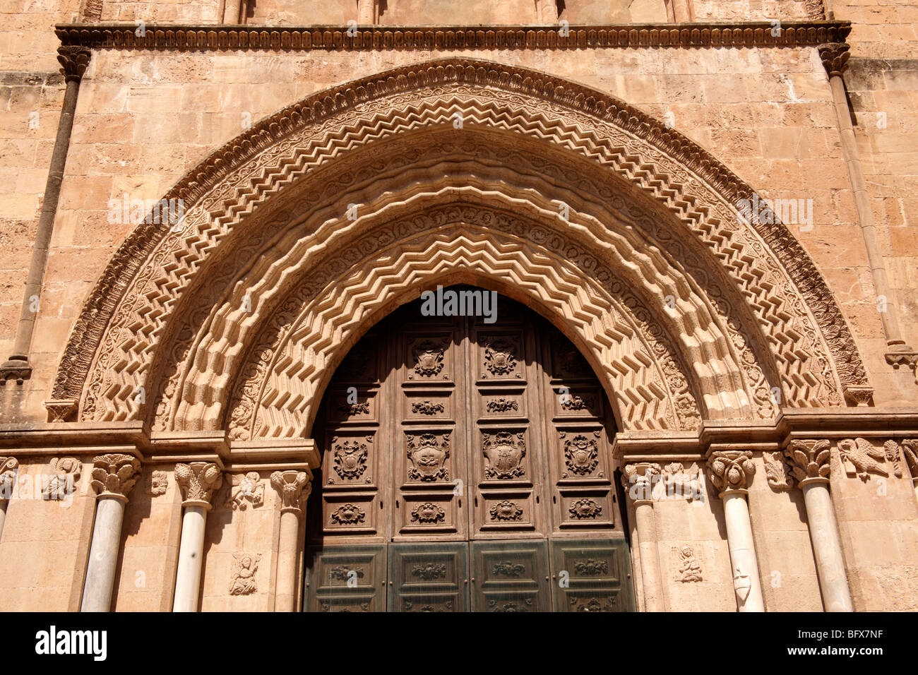 Lo stile gotico porta della chiesa di San Francesco d Assisi (1255-1277) , Palermo, Sicilia Foto Stock