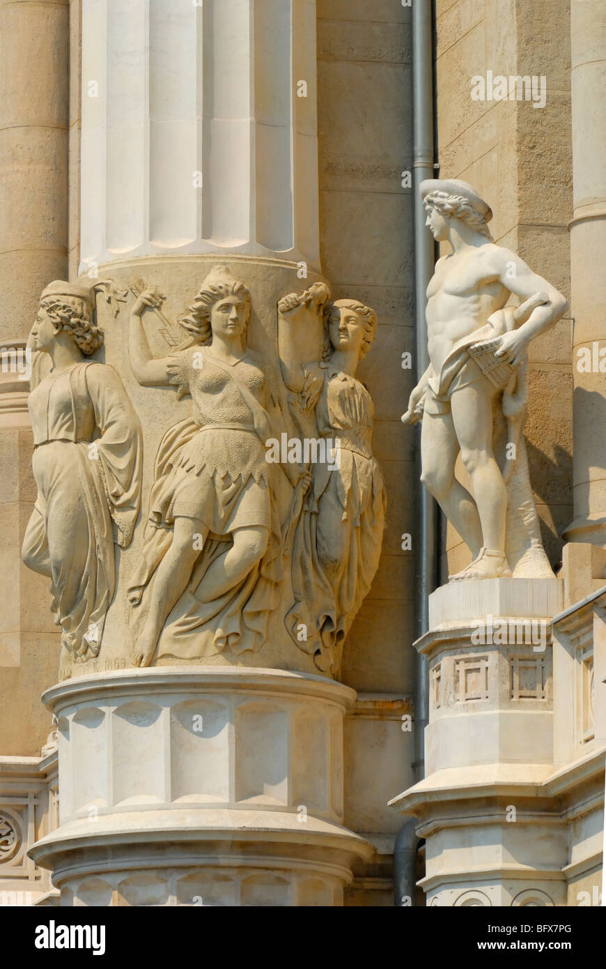 Budapest, Ungheria. Le statue sulla facciata della Vigado Concert Hall Foto Stock