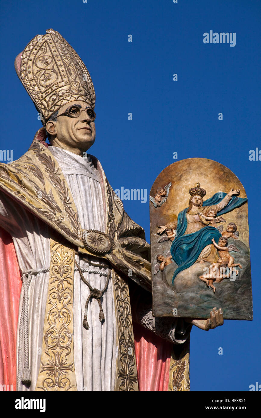 Una la cartapesta statua di un Archbishopy eretto per la festa di Santa Maria Assunta il quindicesimo agosto a Mosta, Malta Foto Stock