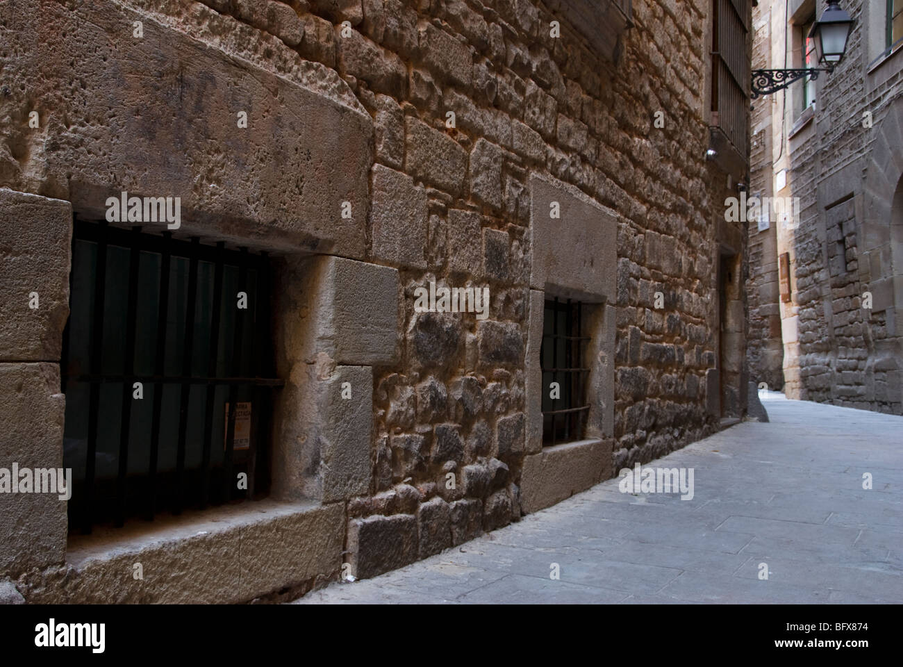 Windows della sinagoga principale in Marlet street. La grande chiamata . Medieval quartiere ebraico della città di Barcellona. La Catalogna. Spagna. Foto Stock