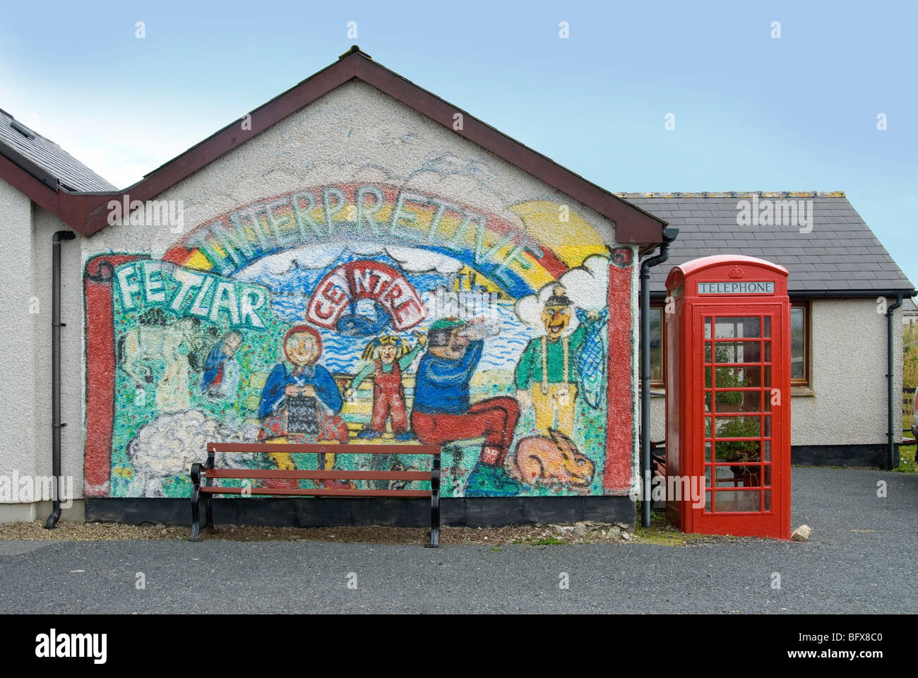 Il centro interpretative su Fetlar, museo dedicato alla memoria di Sir William Cheyne, con murale e telefonica Foto Stock