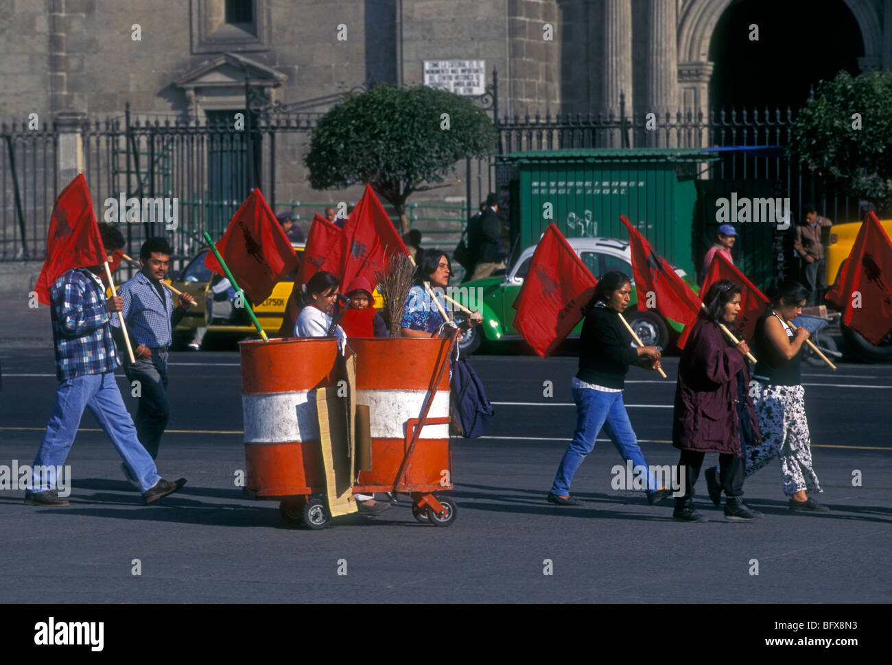 Popolo messicano, giovani uomini e donne, i manifestanti, Zocalo, la Piazza della Costituzione, Città del Messico, del Distretto Federale, Messico Foto Stock