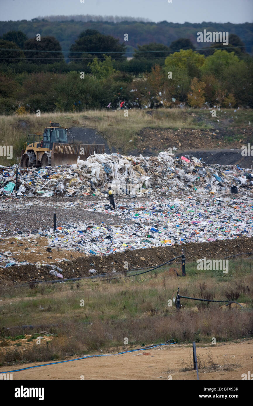 Di materiale plastico in un sito di discarica Foto Stock