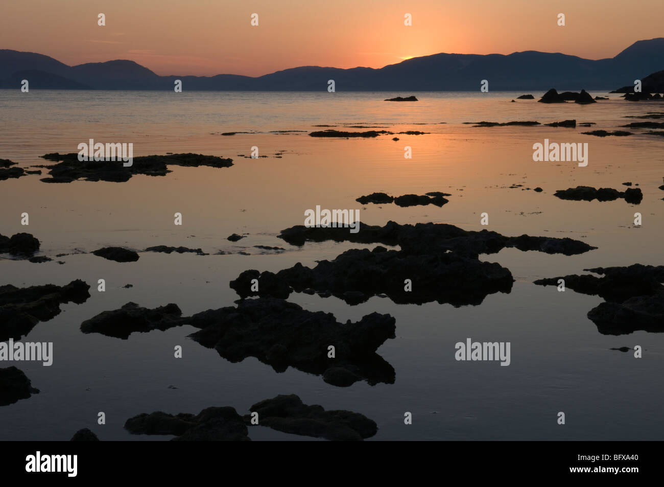 Grecia. Zante. Zante. Isola greca. Ottobre. Tramonto sul mare alla spiaggia di Dafni sulla penisola sud-orientale. Vista sul Golfo di Laganas. Foto Stock