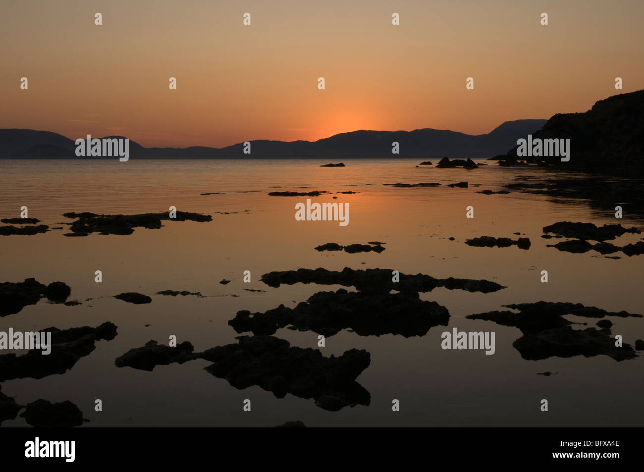 Grecia. Zante. Zante. Isola greca. Ottobre. Tramonto sul mare alla spiaggia di Dafni sulla penisola sud-orientale. Vista sul Golfo di Laganas. Foto Stock