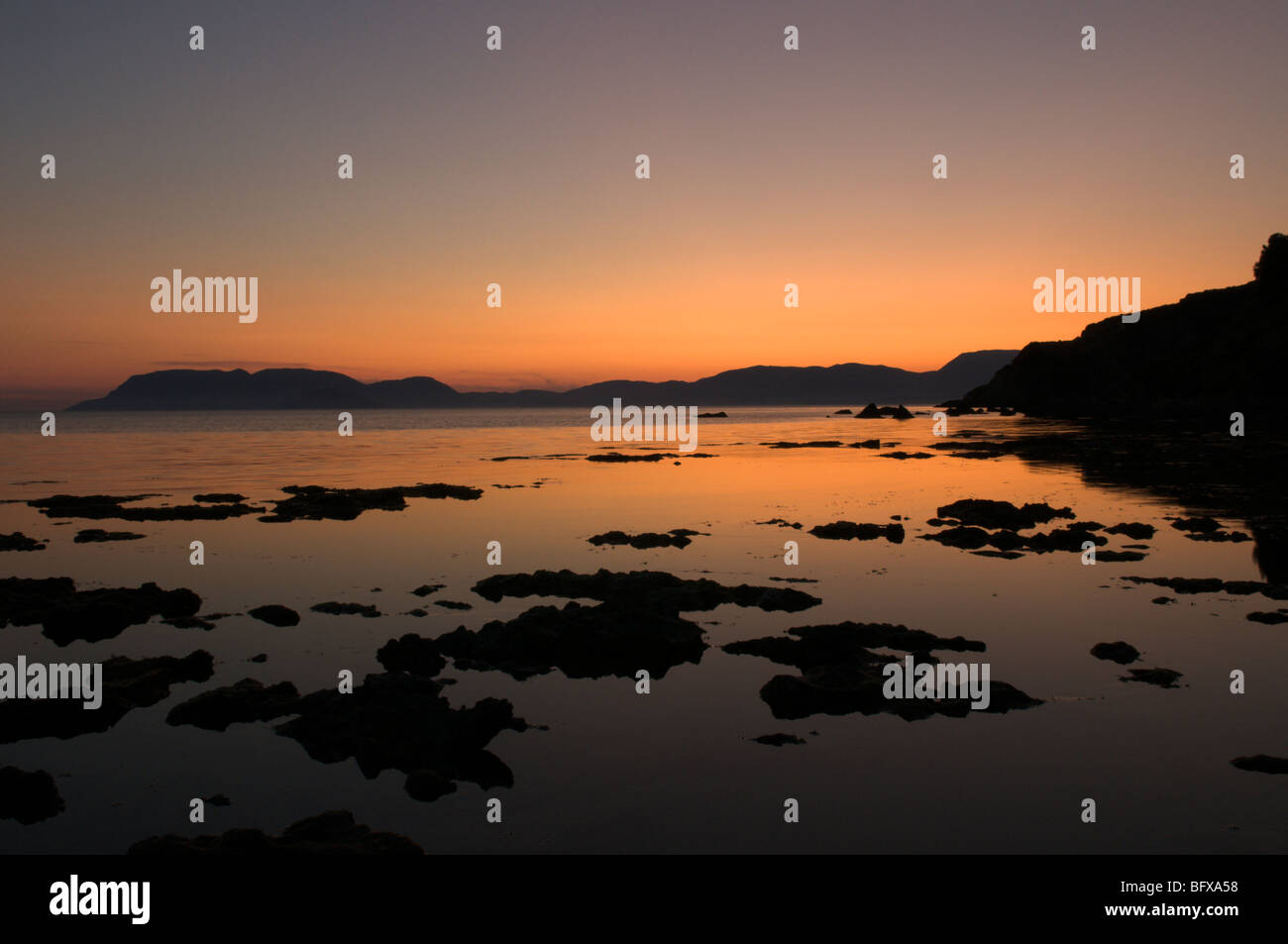 Grecia. Zante. Zante. Isola greca. Ottobre. Tramonto sul mare alla spiaggia di Dafni sulla penisola sud-orientale. Vista sul Golfo di Laganas. Foto Stock