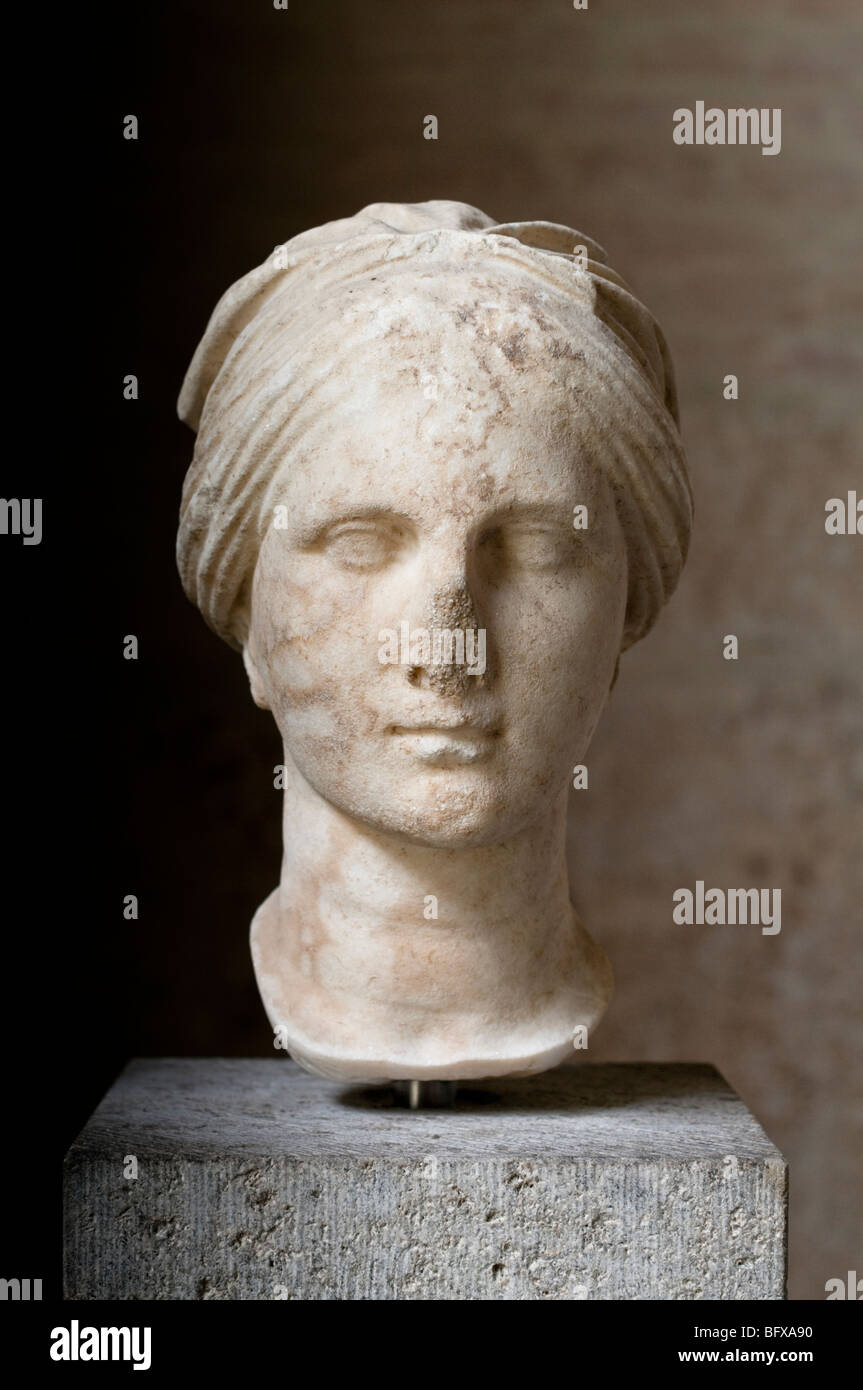 Testa da una statua femminile orientale di origine greca, ca. 300-280 A.C. Foto Stock