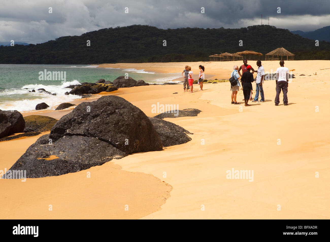 I turisti su John obbedire Beach, Sierra Leone Foto Stock