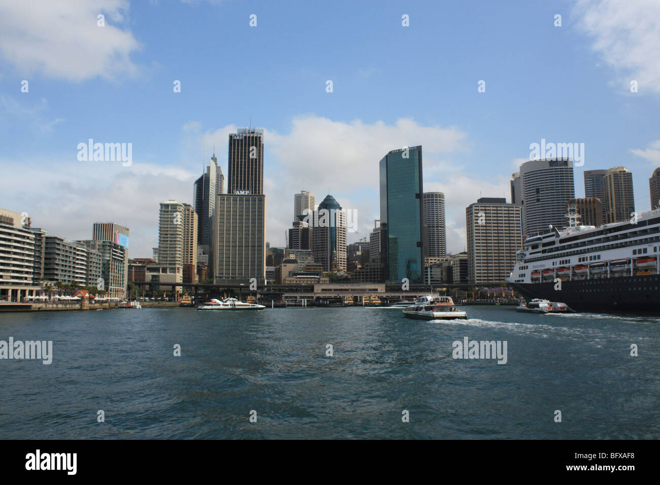 Vista della skyline di Sydney da un traghetto in arrivo al porto da manly australia Foto Stock