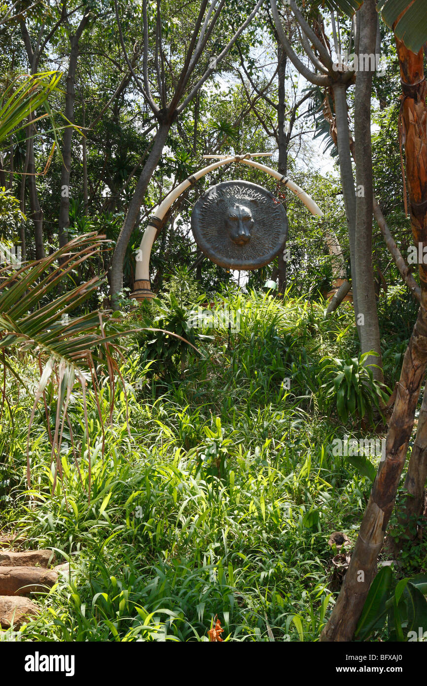 Decorativo testa di leone in rilievo (rilievo) la piastra di segno nel giardino. Palace Hotel, Sun City, in Sudafrica, Novembre 2009 Foto Stock