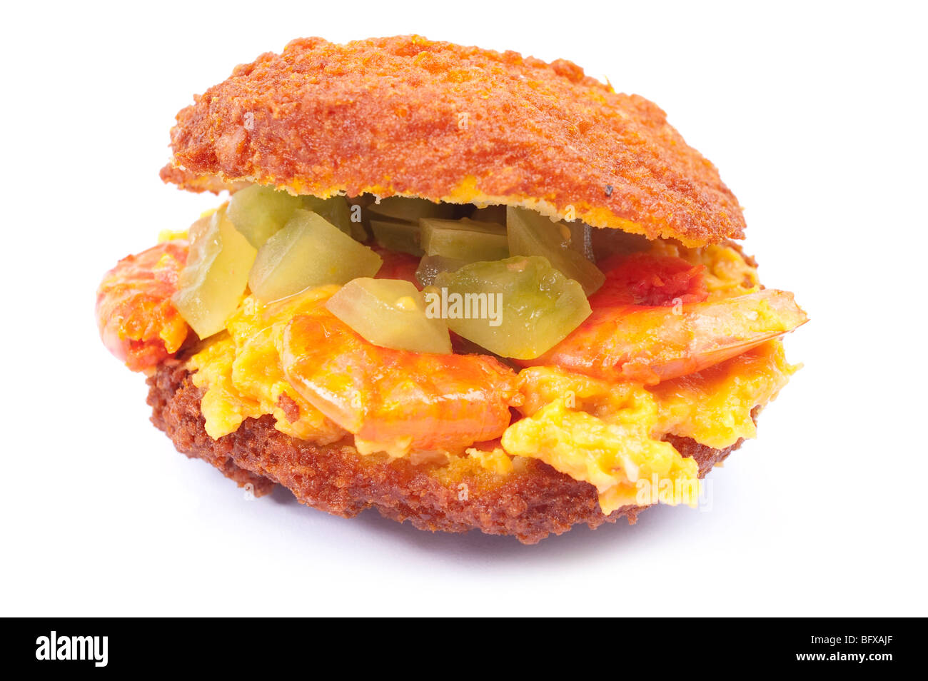 Acaraje, famosi brasiliani (Africa) cookie fritto con salse . Foto Stock