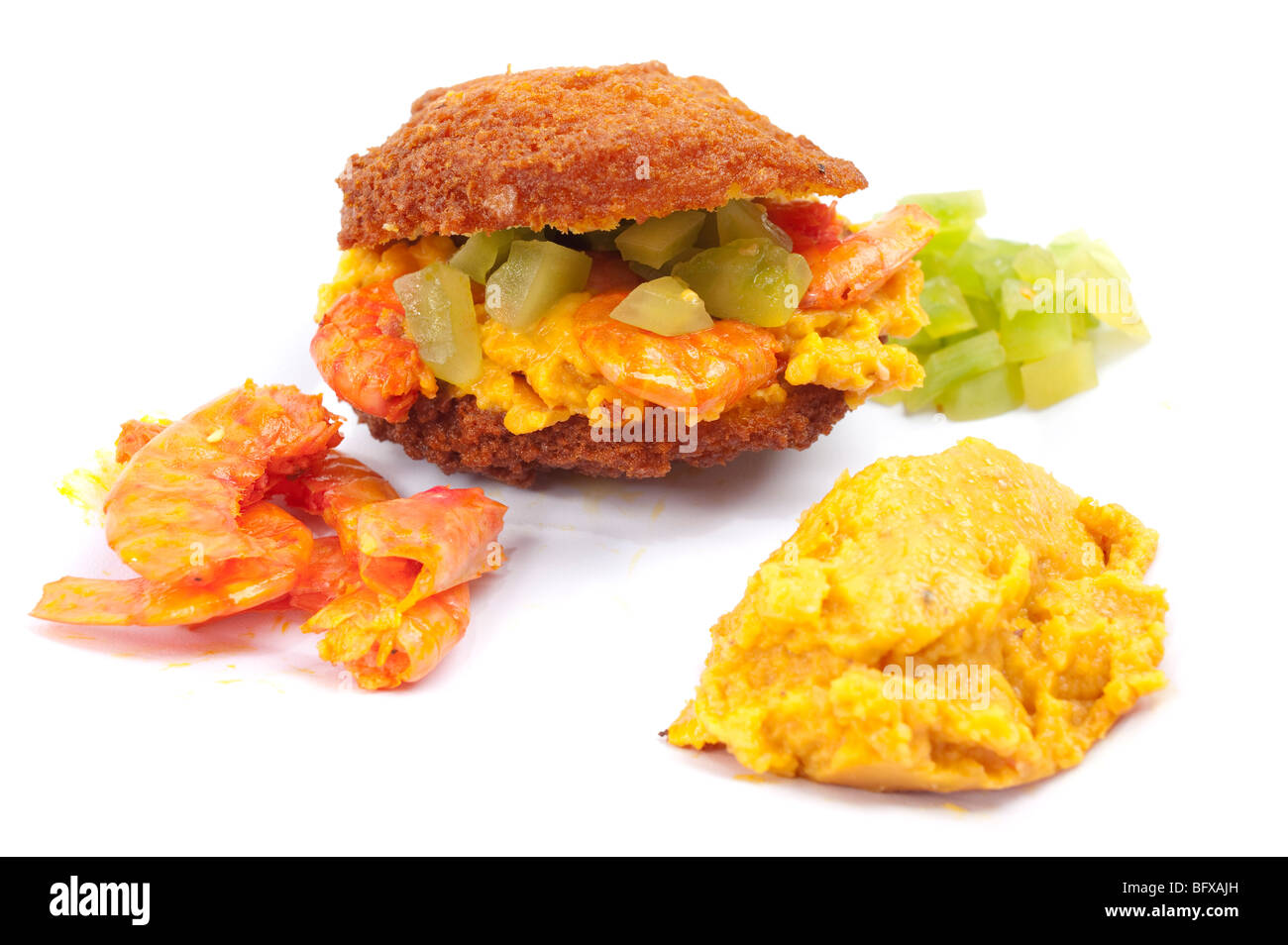 Acaraje, famosi brasiliani (Africa) cookie fritto con salse . Foto Stock