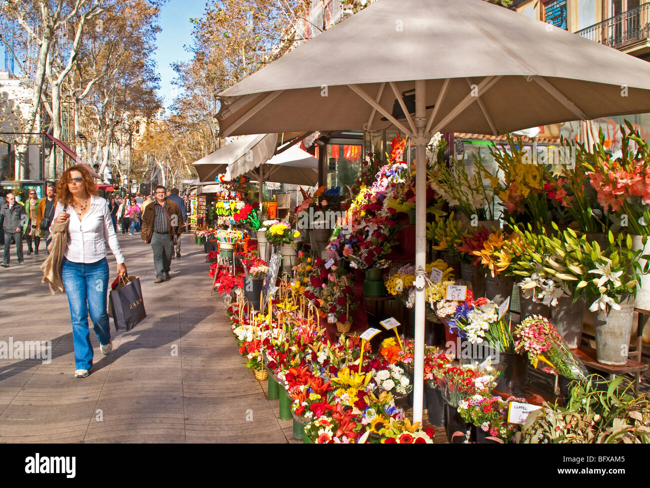 Las Ramblas di Barcellona con i pedoni passando un fioraio stand Foto Stock