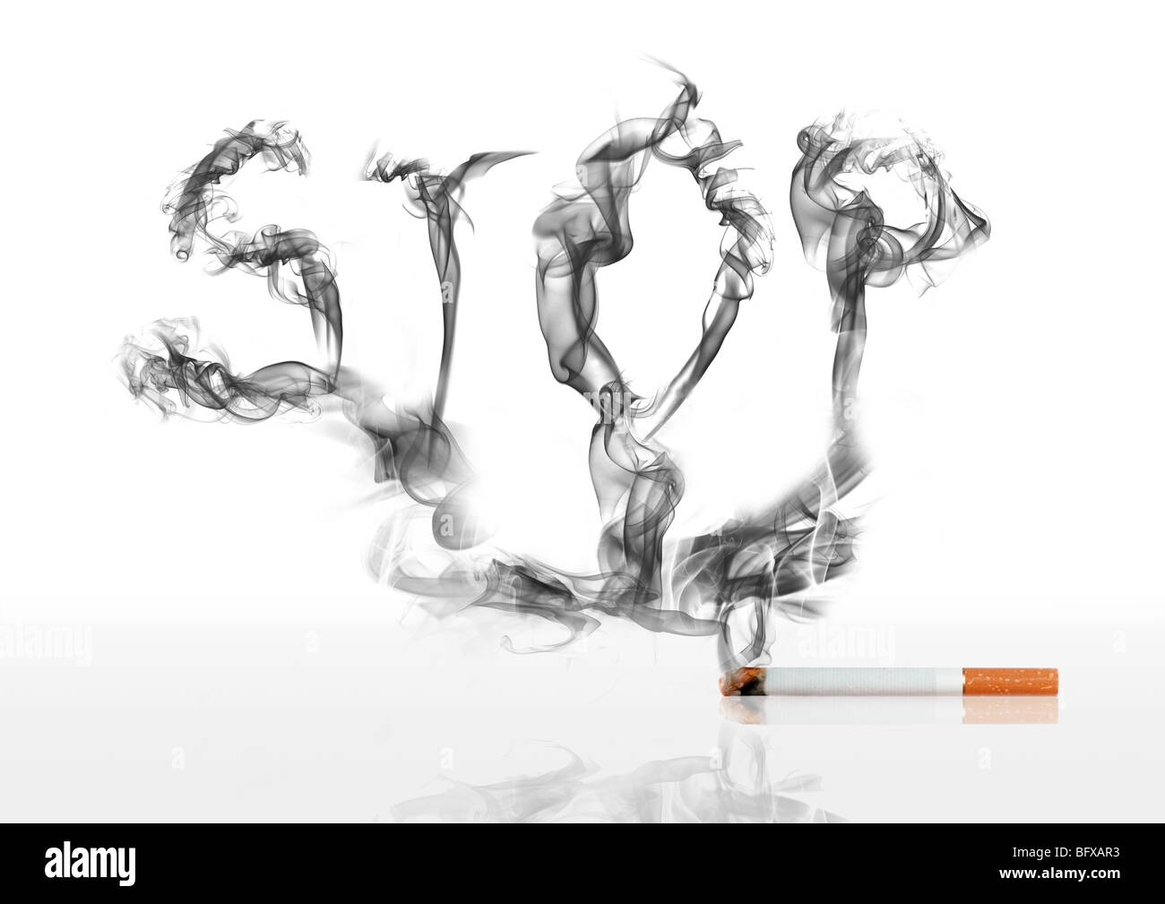 Lucida, smart cercando 'Stop-Fumatori' illustrazione dove il fumo di una sigaretta costituisce la parola STOP. Foto Stock