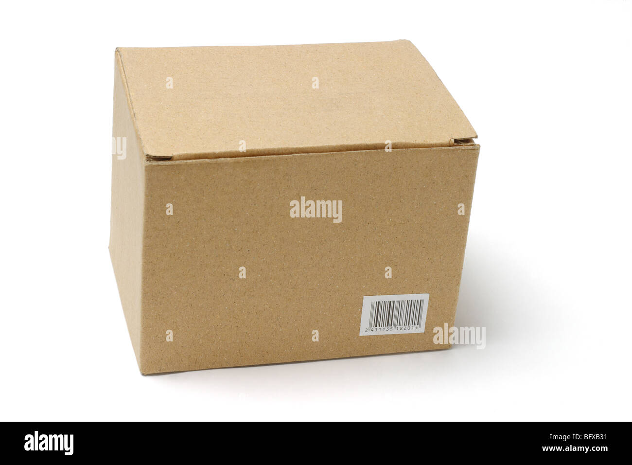 Chiuso marrone a scatola di cartone con etichetta codice a barre su bianco  Foto stock - Alamy