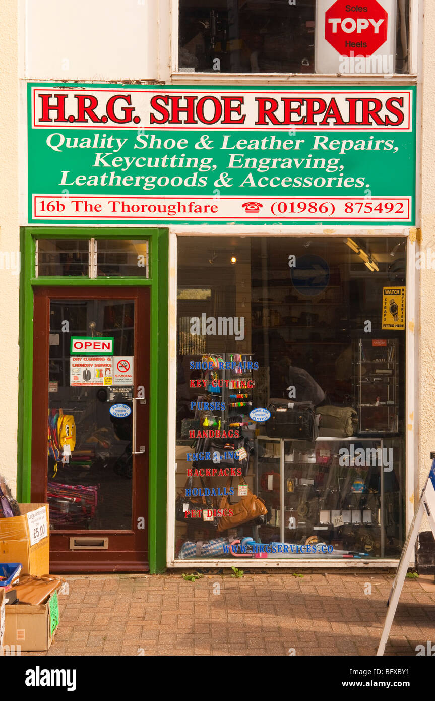 Calzatura H.R.G. riparazioni shop store in high street in Halesworth,Suffolk, Regno Unito Foto Stock