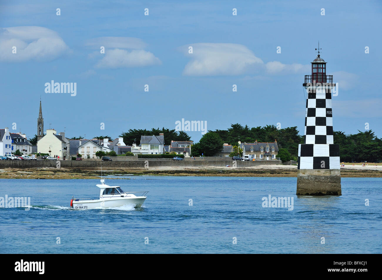 Il motoscafo e il faro Perdrix a Loctudy, Finist re, Brittany, Francia Foto Stock