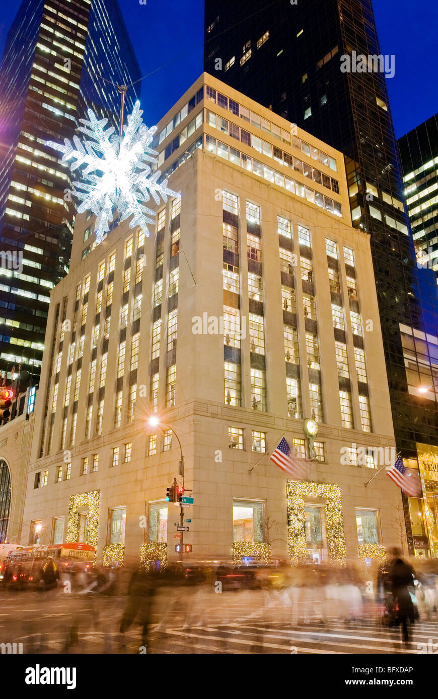 Negozio di Tiffany e il simbolo del fiocco di neve Fifth Avenue stagione di  natale Foto stock - Alamy