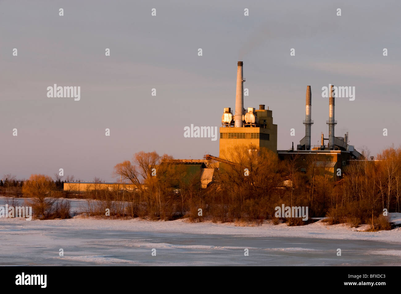 Excel Power Plant sulle rive della Baia di Chequamegon con ghiaccio nel tardo inverno, Ashland, Wisconsin, STATI UNITI D'AMERICA Foto Stock