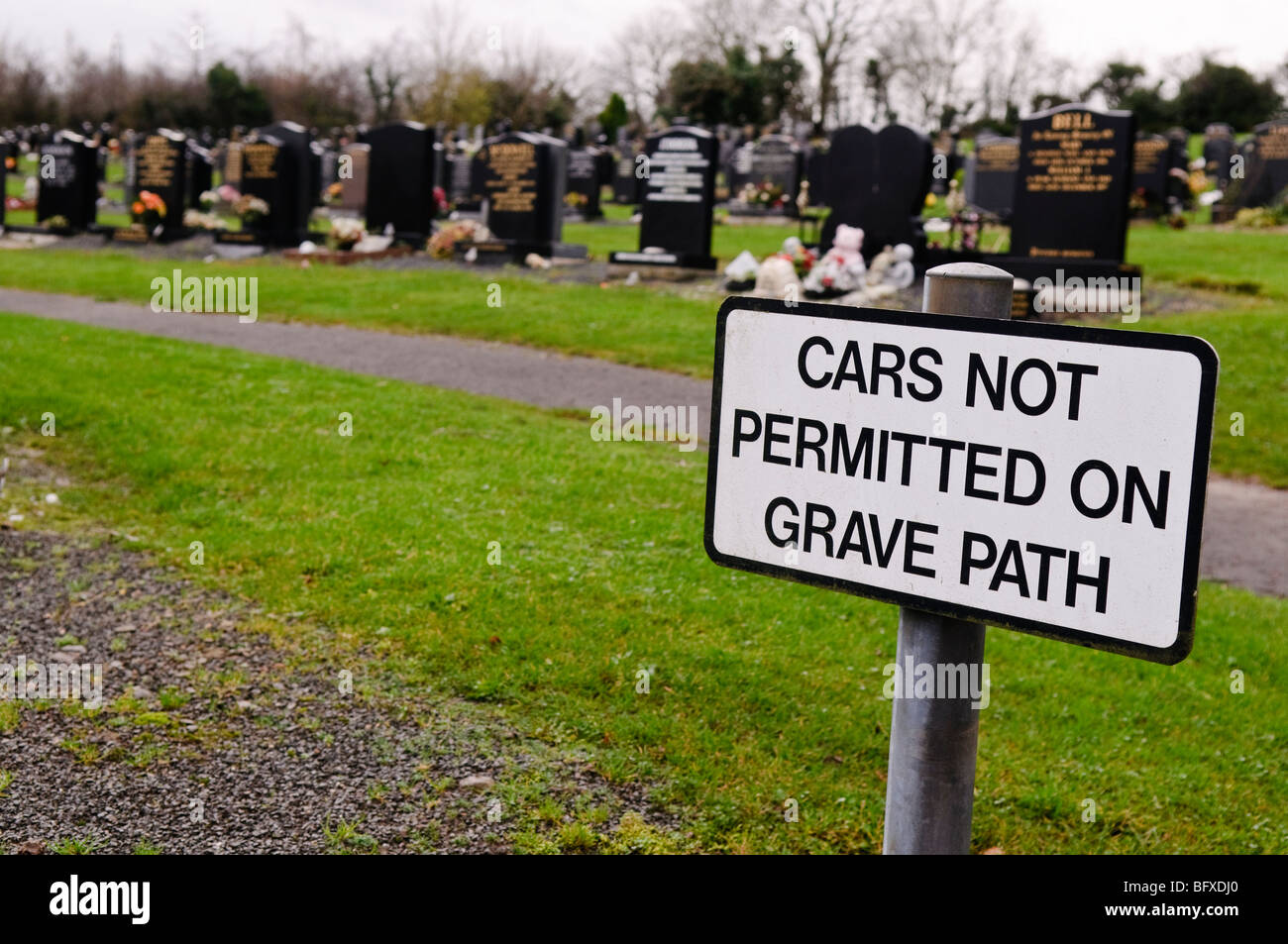 Segno nel cimitero "autovetture non consentita sul percorso di grave" Foto Stock