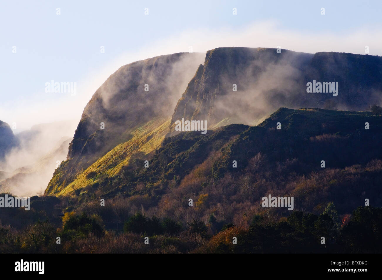 Foschia/basse nuvole roll over 'Napoleone il naso", grotta Hill, Belfast nel tardo autunno del sole Foto Stock