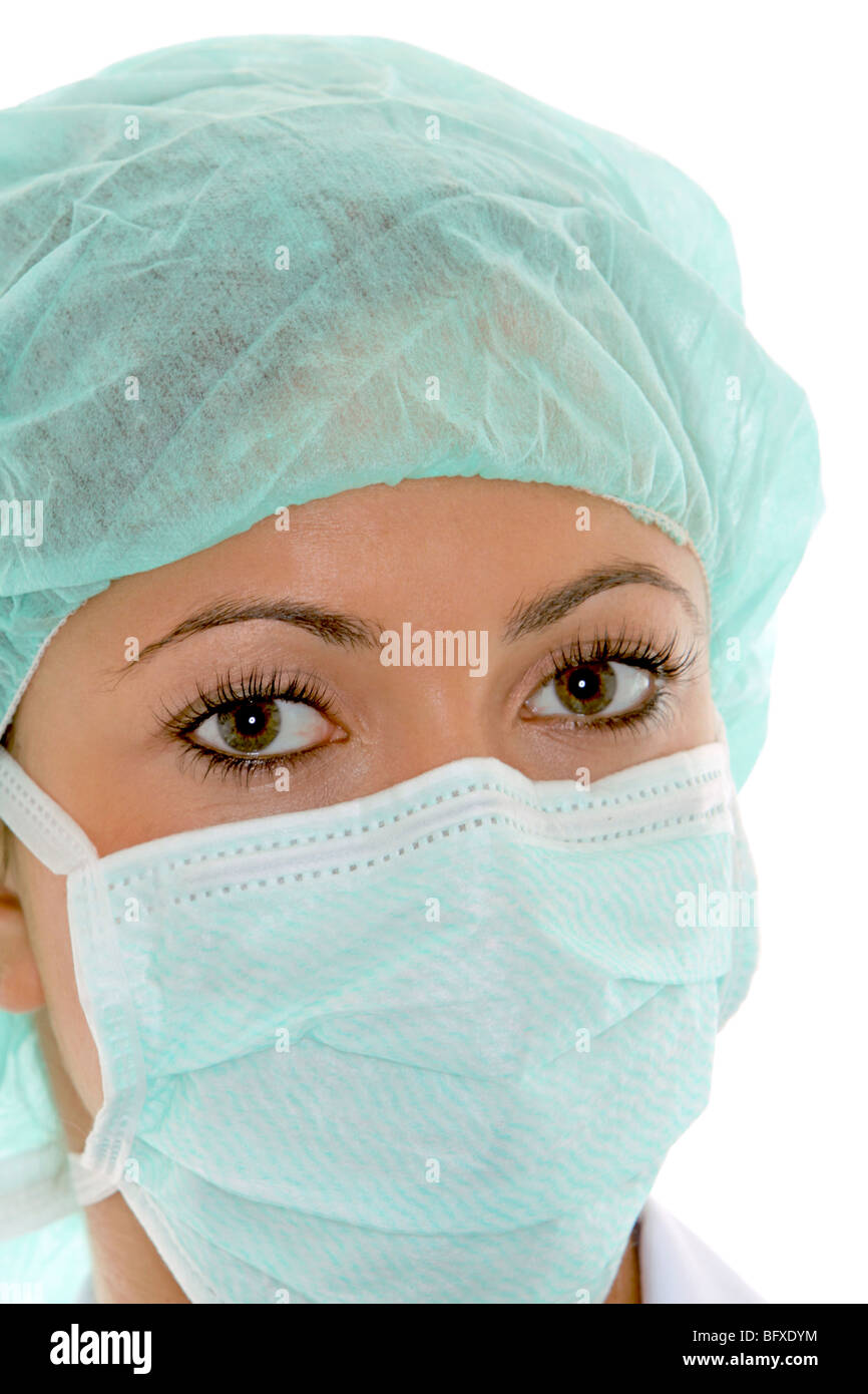 Ärztin mit Mundschutz und Schutzhaube, femmina medico con mascherina chirurgica Foto Stock