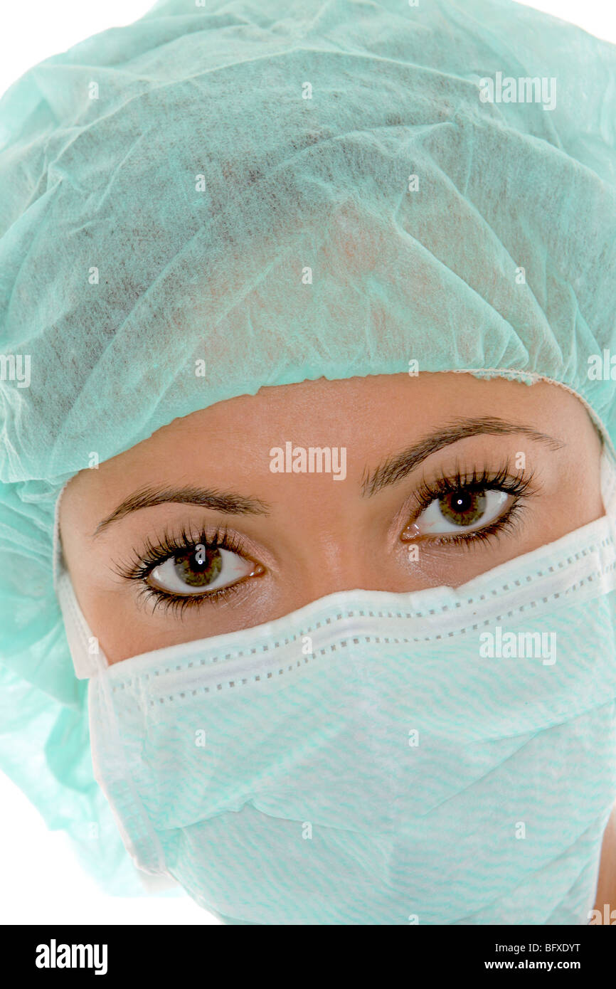 Ärztin mit Mundschutz und Schutzhaube, femmina medico con mascherina chirurgica Foto Stock