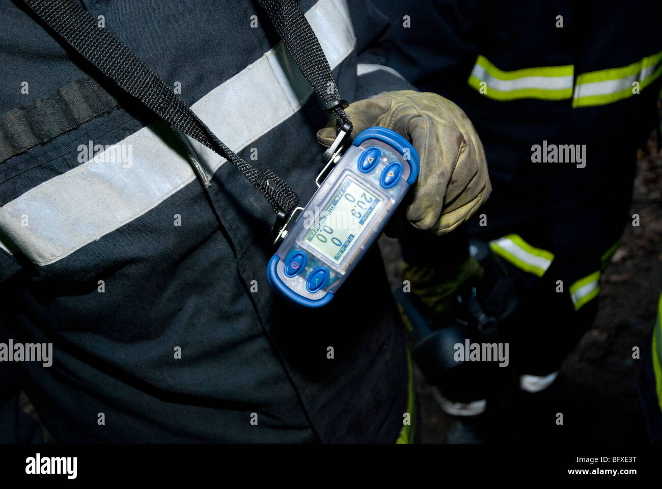 Vigile del fuoco con analizzatore di gas per atmosfera esplosiva Foto Stock