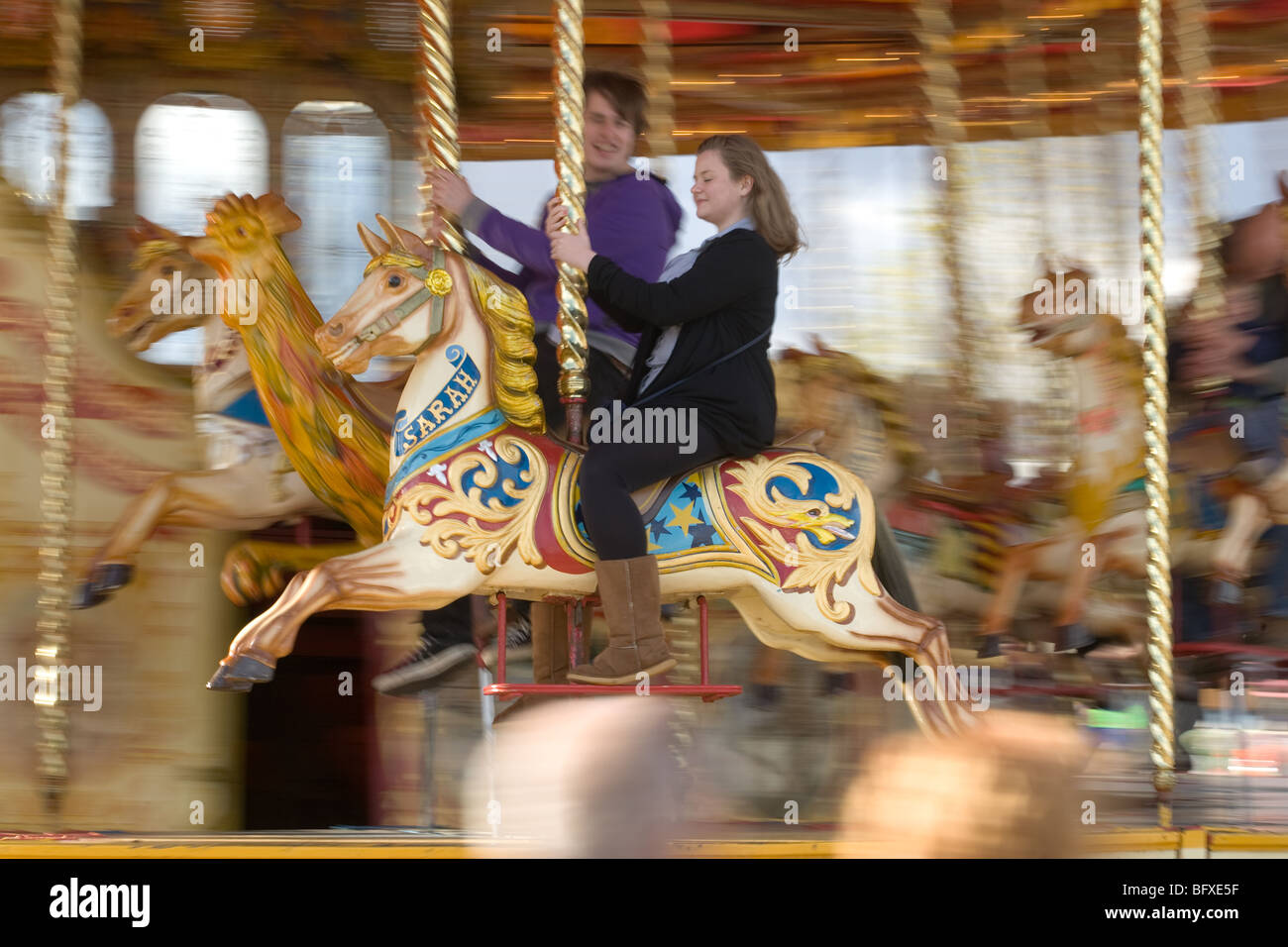 Cavalli al galoppo in una fiera del divertimento Foto Stock