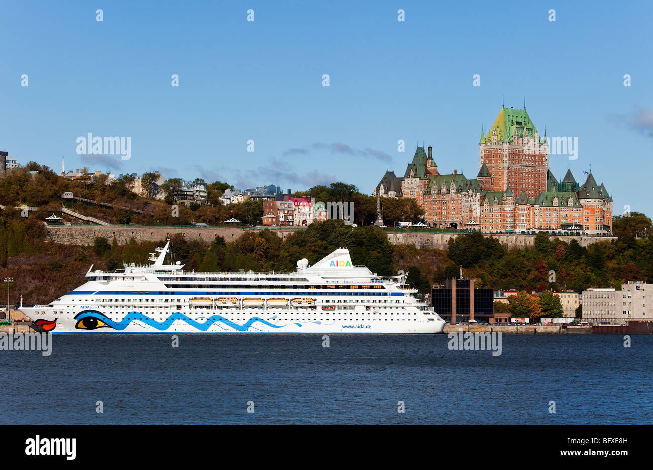 Una nave da crociera e Chateau Frontenac a Quebec City, in Canada Foto Stock