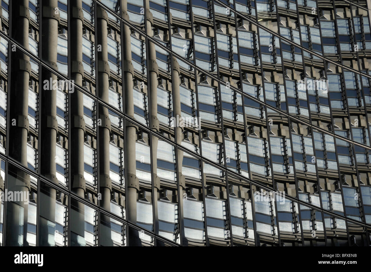 Riflessioni multiple della Lloyds edificio in costruzione Willis, 51 Lime Street, Londra EC3M, Regno Unito Foto Stock