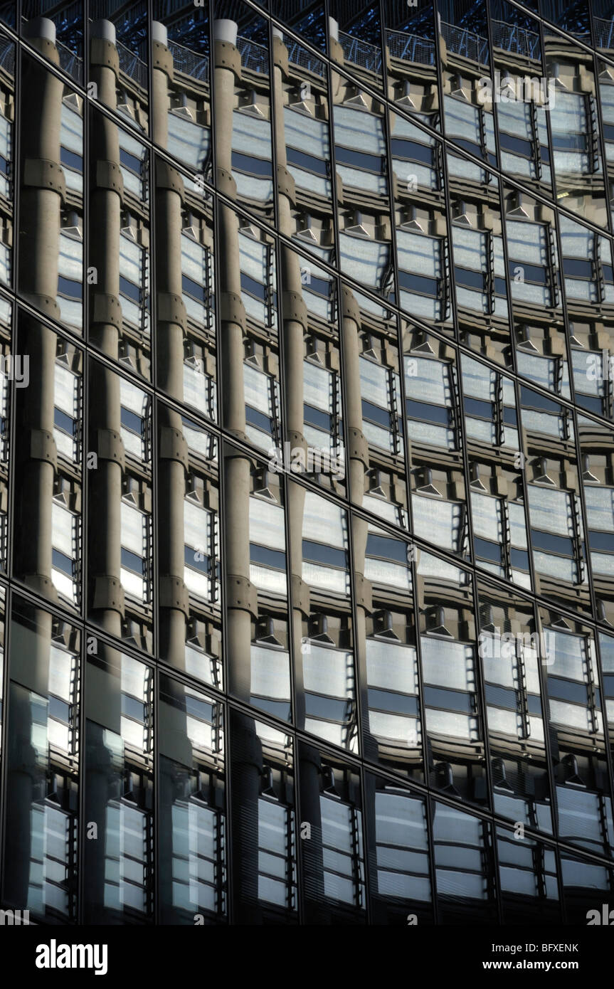 Riflessioni multiple della Lloyds edificio in costruzione Willis, 51 Lime Street, Londra EC3M, Regno Unito Foto Stock