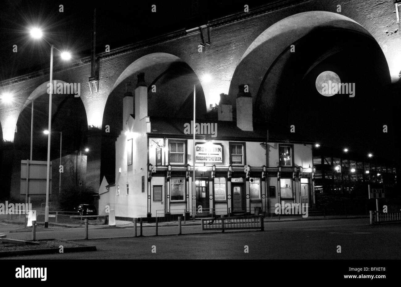 Stockport Viaduct e il Crown Inn, Greater Manchester, con la luna piena Foto Stock