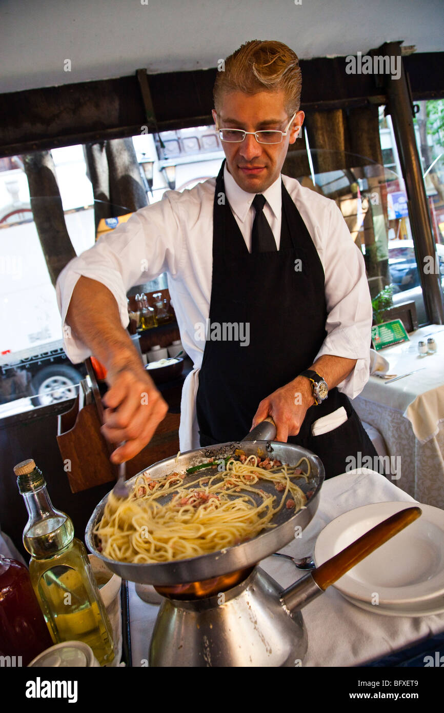 Friggere la pasta in un elegante ristorante della Zona Rosa di Città del Messico Foto Stock