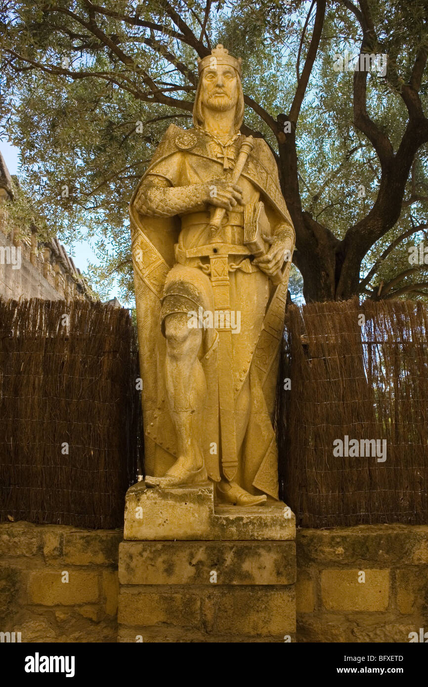 Cordoba, Spagna. Statua del re spagnolo Alfonso X El Sabio in ingresso al Alcazar dei Re Cristiani. Foto Stock
