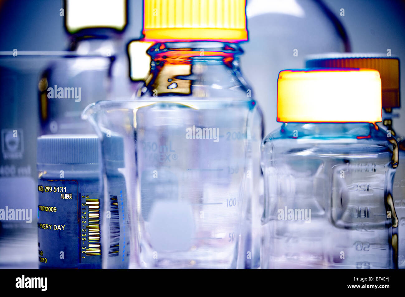 Un assortimento di bottiglie di laboratorio e becher Foto Stock