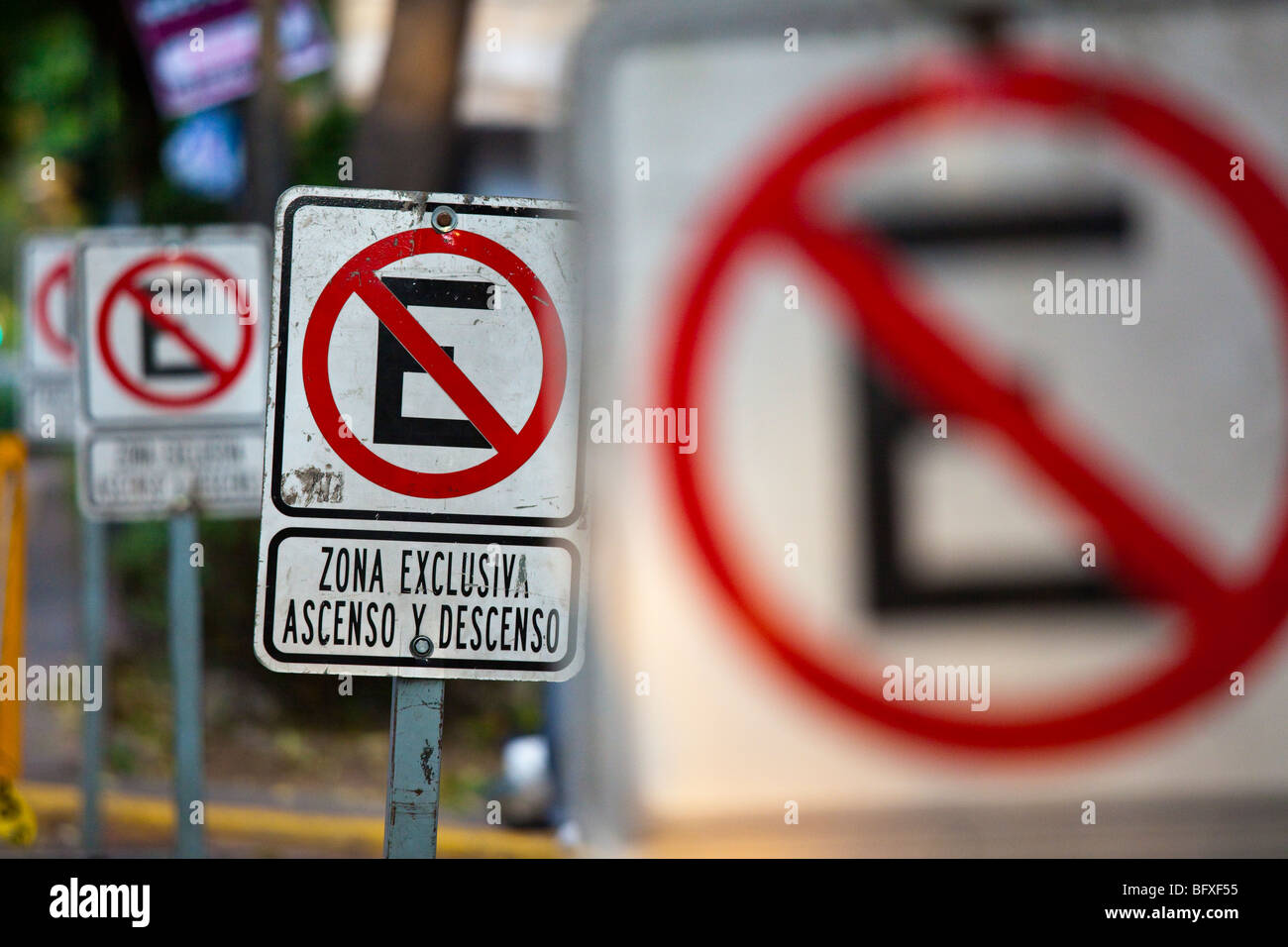 Prohibido estacionarse, senza segni di parcheggio nella Zona Rosa di Città del Messico Foto Stock